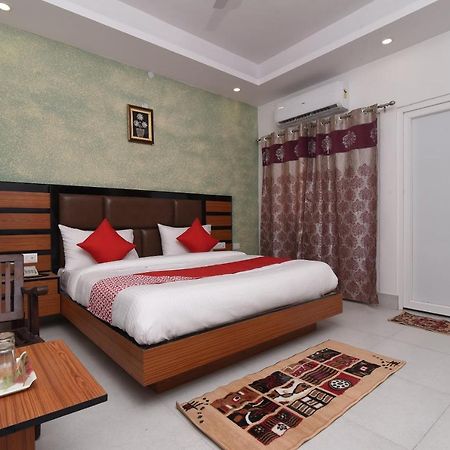 Capital O 13310 Noida Suites Bagian luar foto