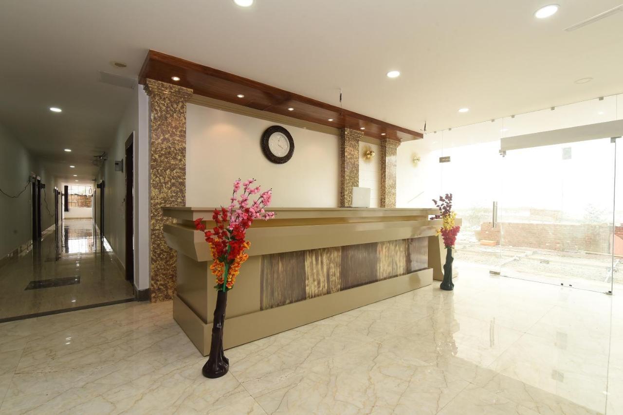 Capital O 13310 Noida Suites Bagian luar foto
