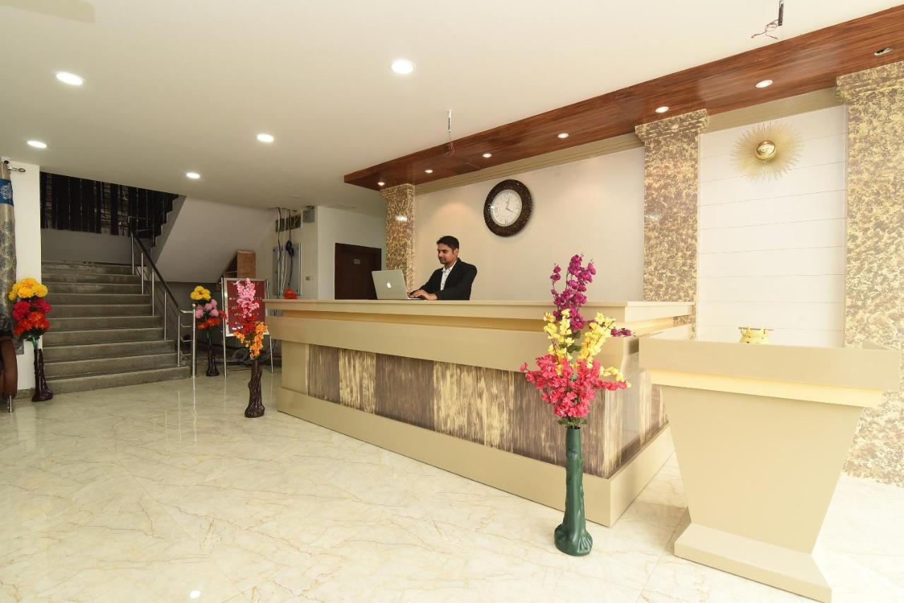 Capital O 13310 Noida Suites Bagian luar foto