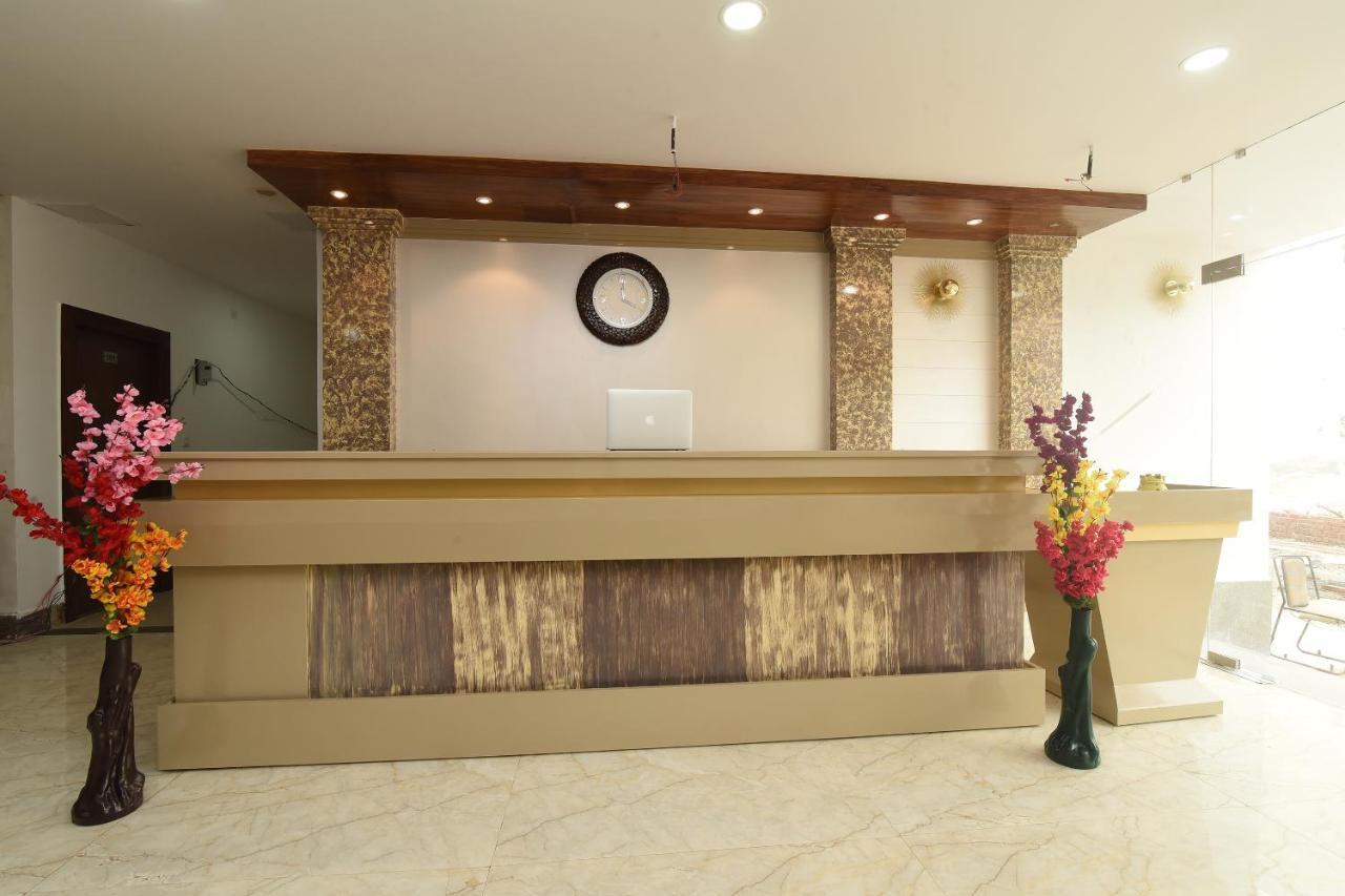 Capital O 13310 Noida Suites Bagian luar foto