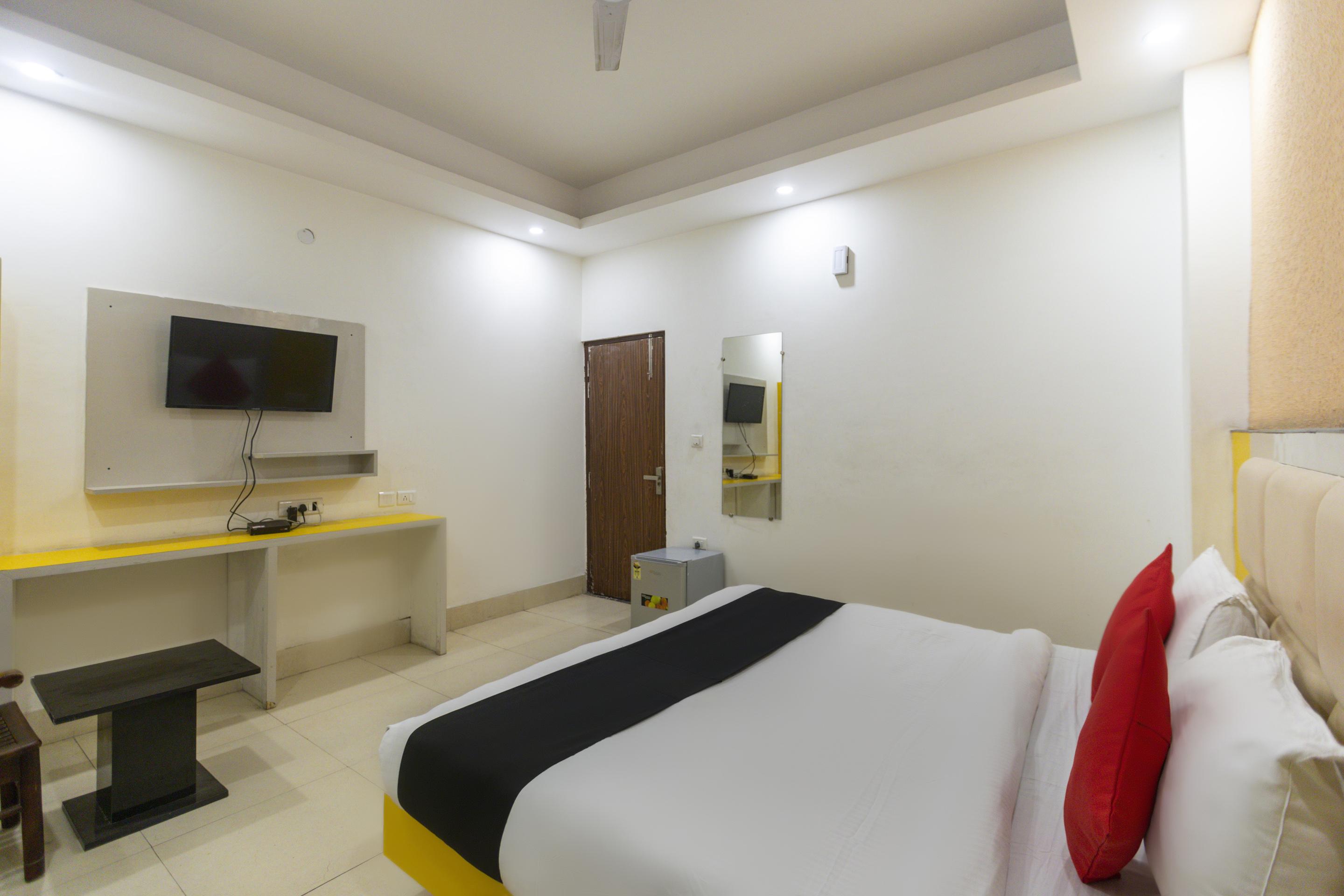 Capital O 13310 Noida Suites Bagian luar foto