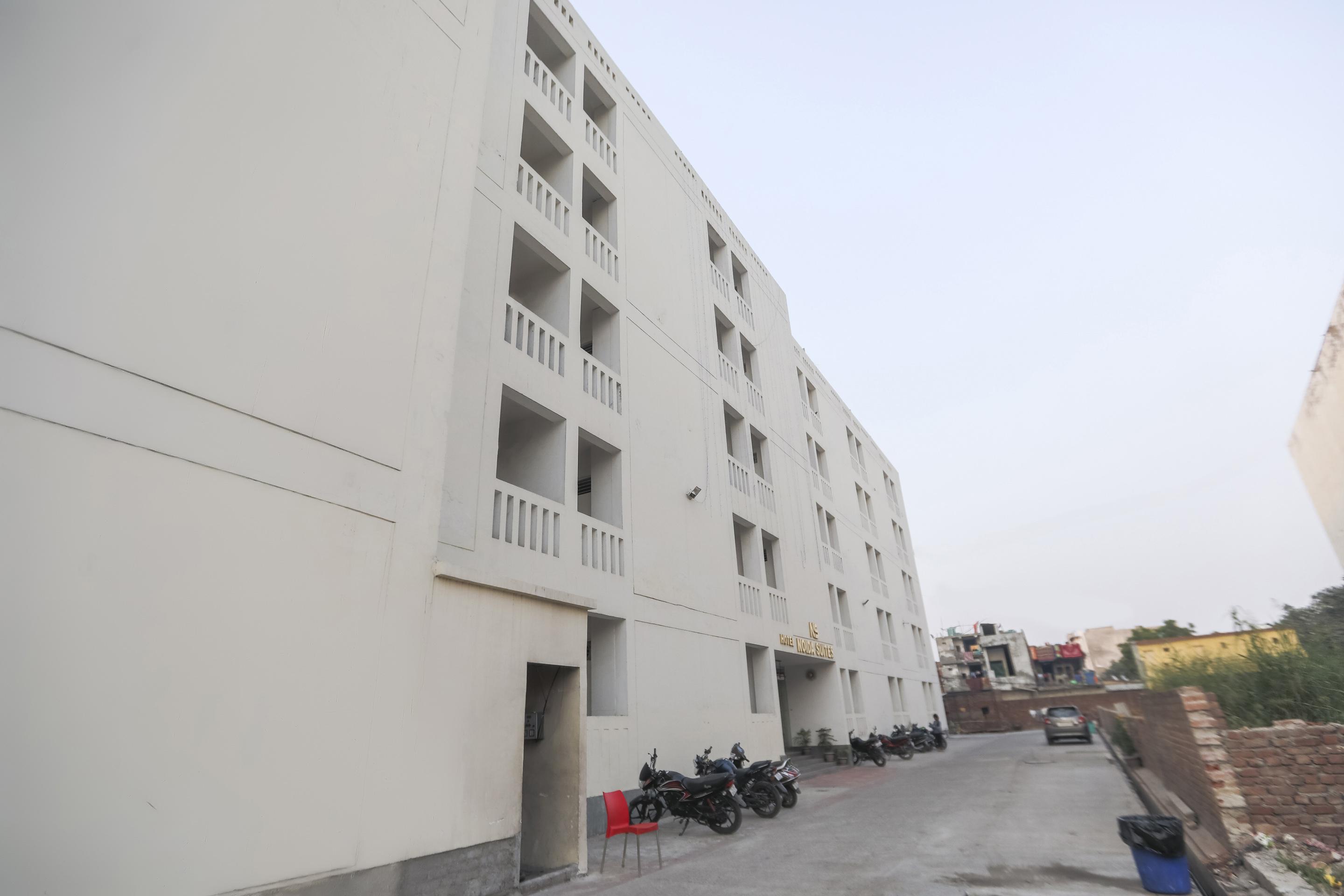 Capital O 13310 Noida Suites Bagian luar foto