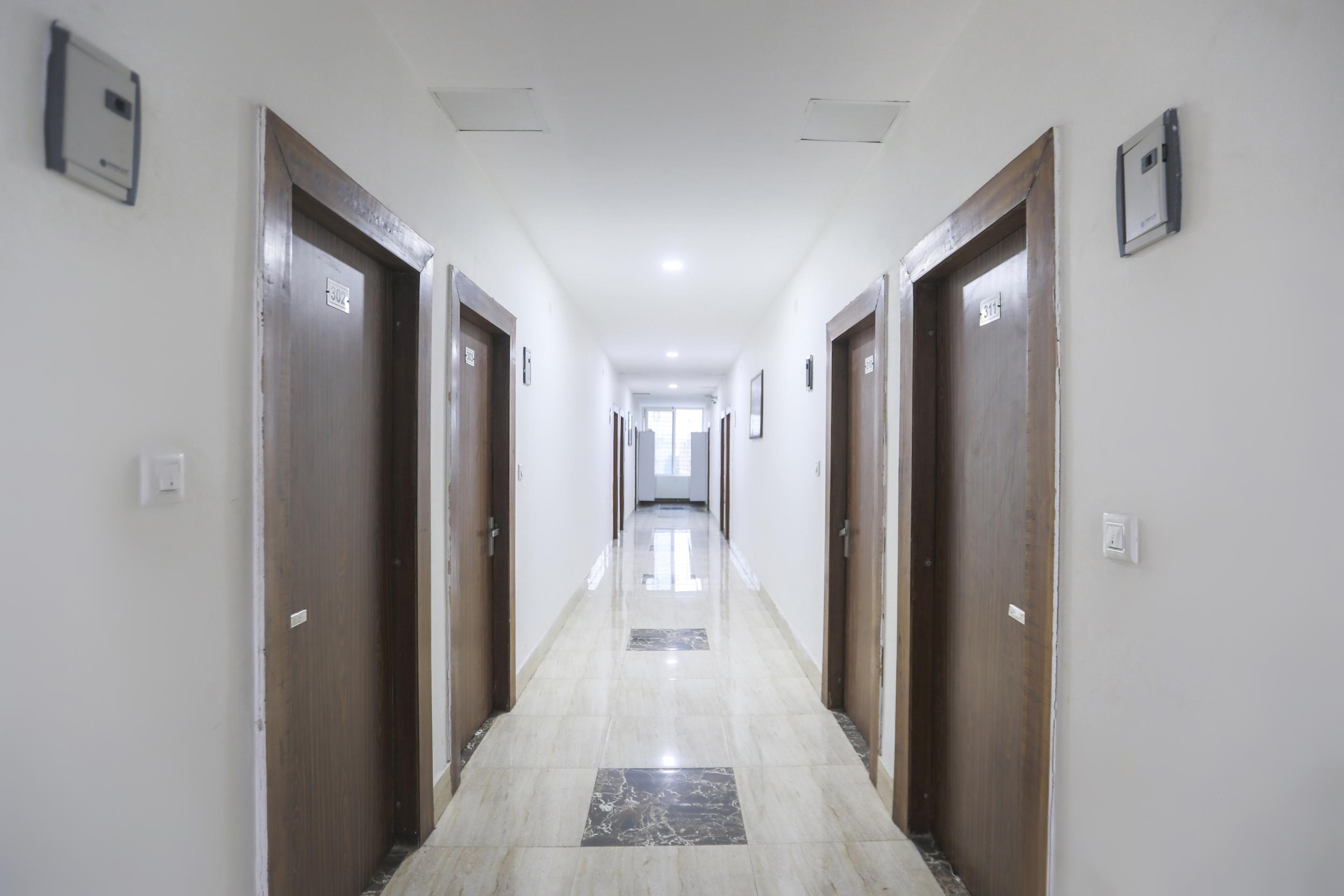 Capital O 13310 Noida Suites Bagian luar foto