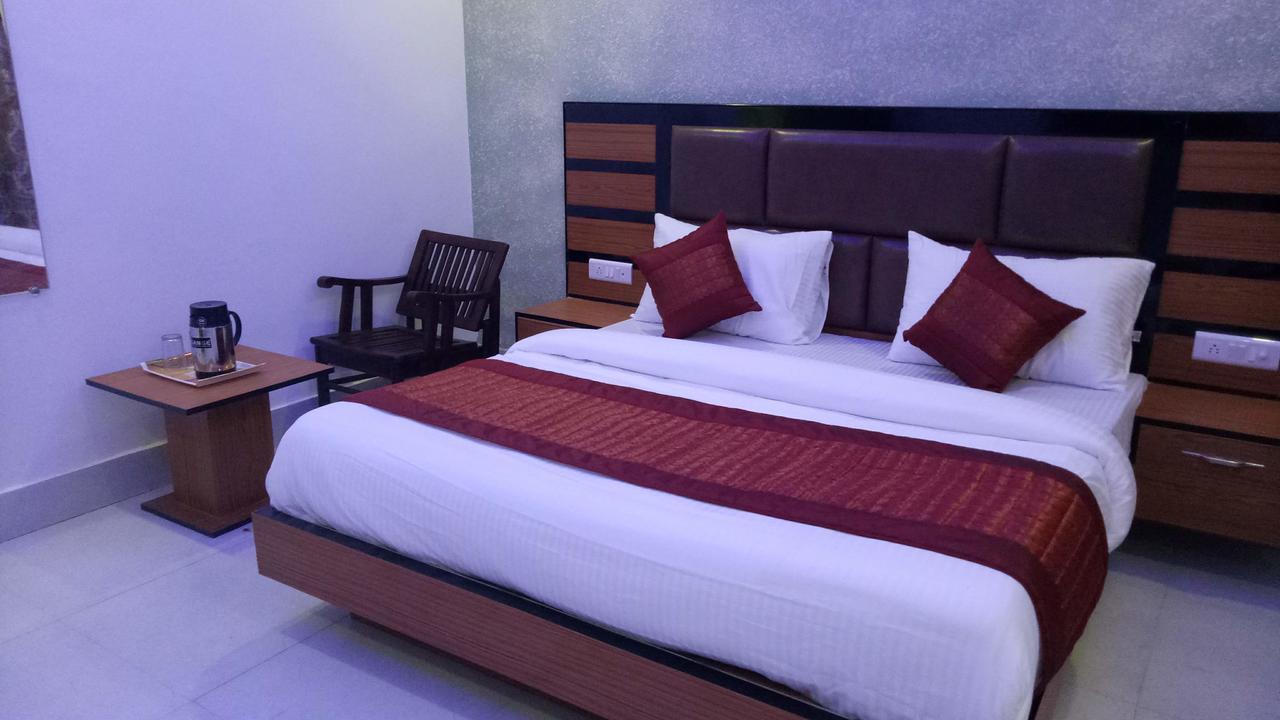 Capital O 13310 Noida Suites Bagian luar foto