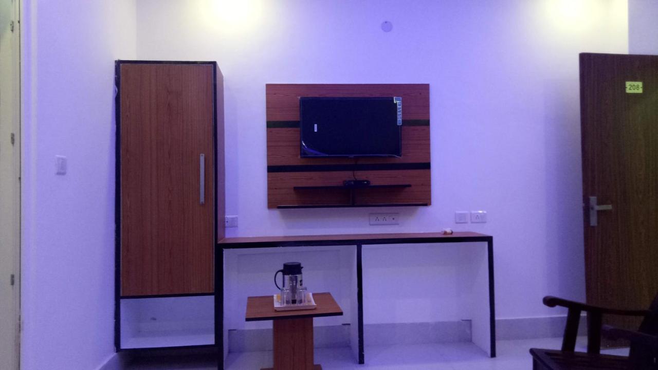 Capital O 13310 Noida Suites Bagian luar foto