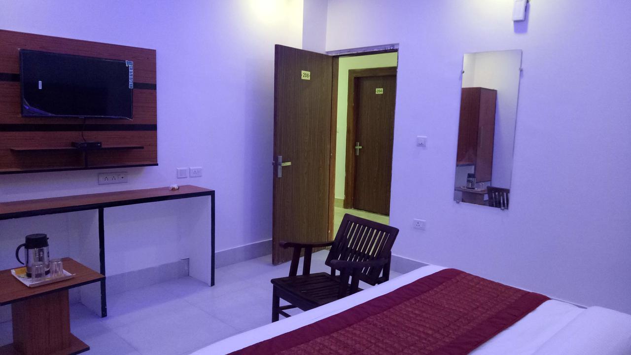 Capital O 13310 Noida Suites Bagian luar foto