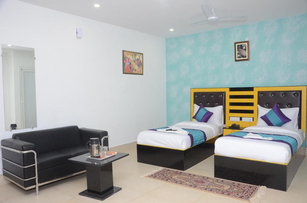 Capital O 13310 Noida Suites Bagian luar foto