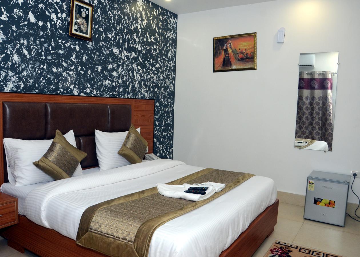 Capital O 13310 Noida Suites Bagian luar foto